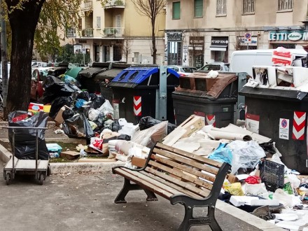 Roma emergenza rifiuti, cassonetti straripanti dopo le feste 